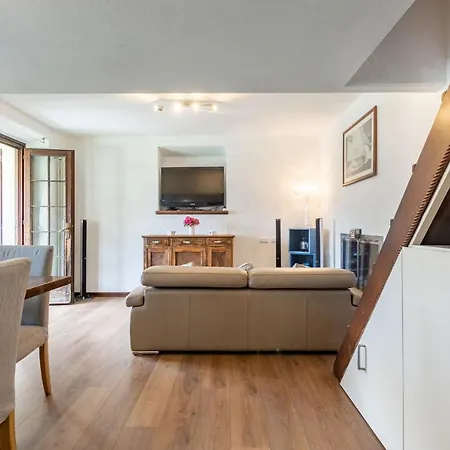 Sailor House Near Pianello Del Lario